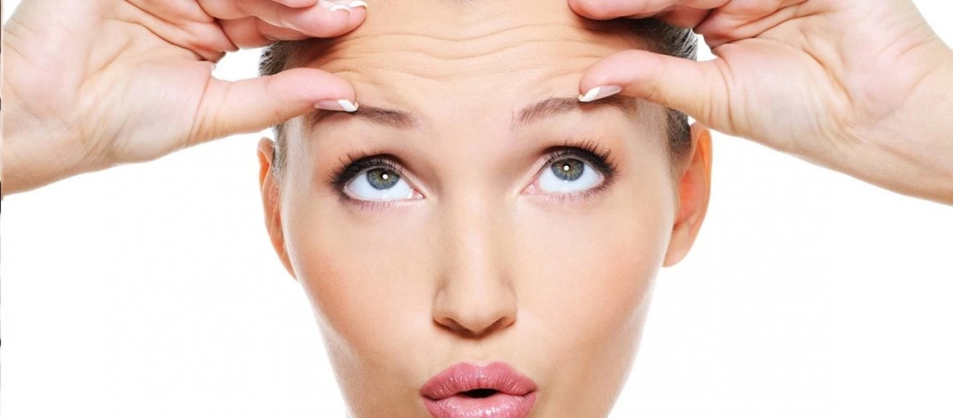 Αυτές είναι οι 6+1 καθημερινές συνήθειες που προκαλούν ρυτίδες